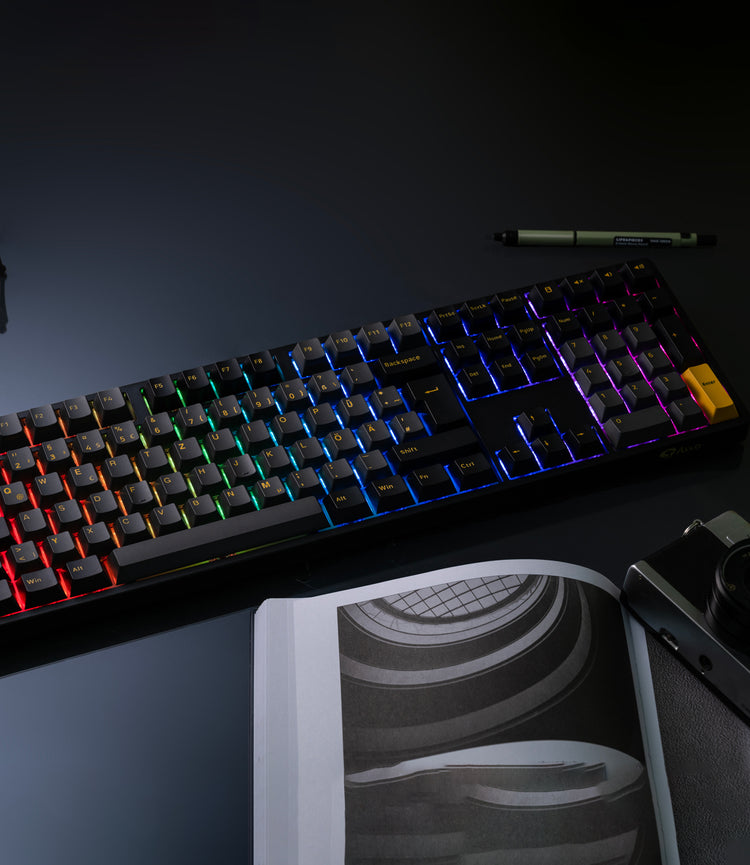 Black & Gold 5108B Plus ISO Tastatur auf dem Tisch
