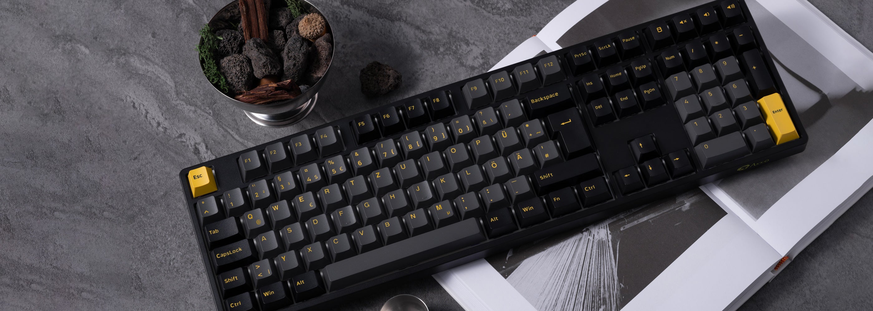 Eine schwarze und gelbe Black & Gold 5108B Plus ISO Tastatur liegt auf einem Tisch und bietet einen modernen, auffälligen Kontrast zur Oberfläche.