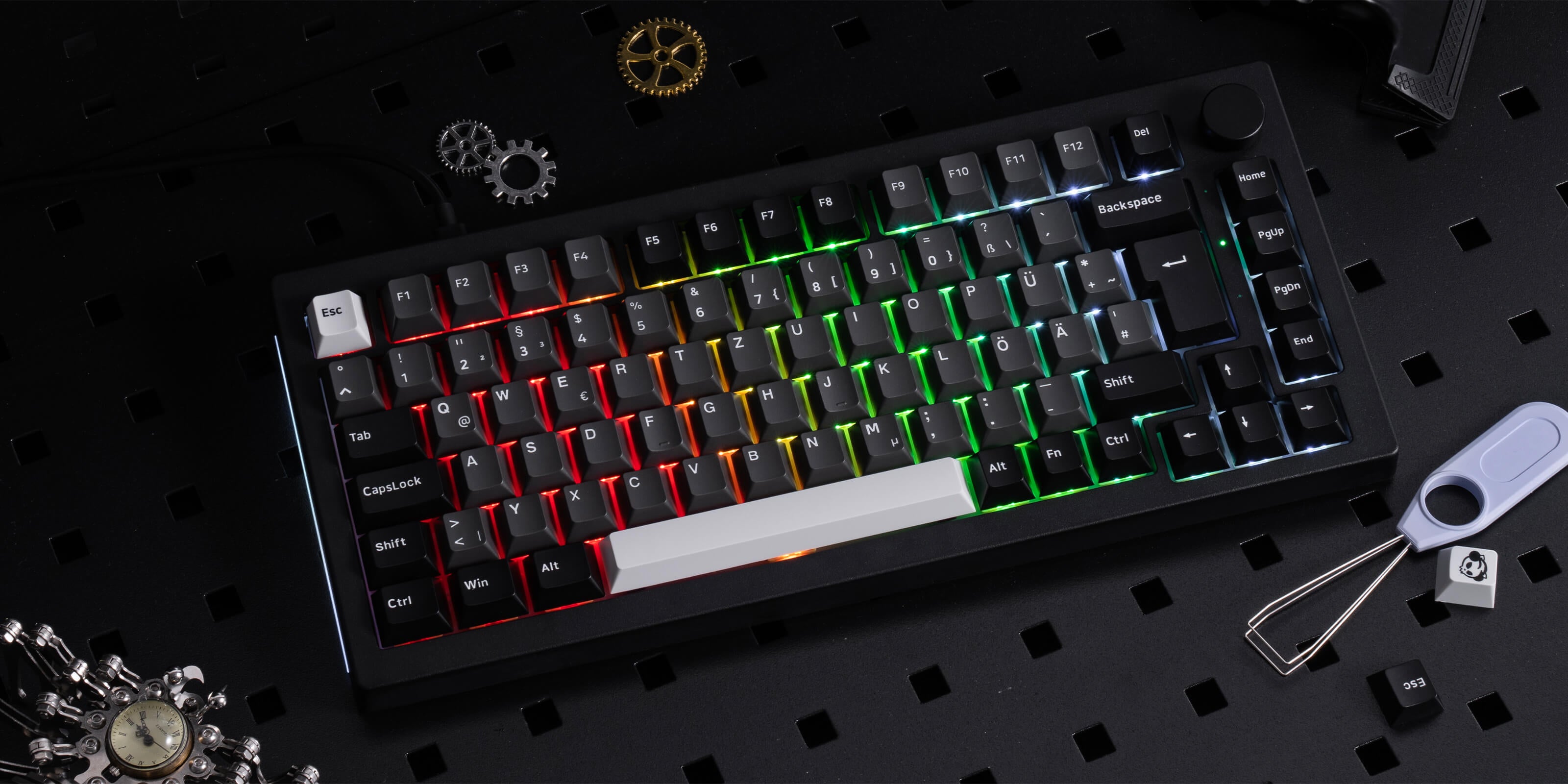 Auf dem Tisch liegt eine Black & Silver 5075B Plus ISO-Tastatur
