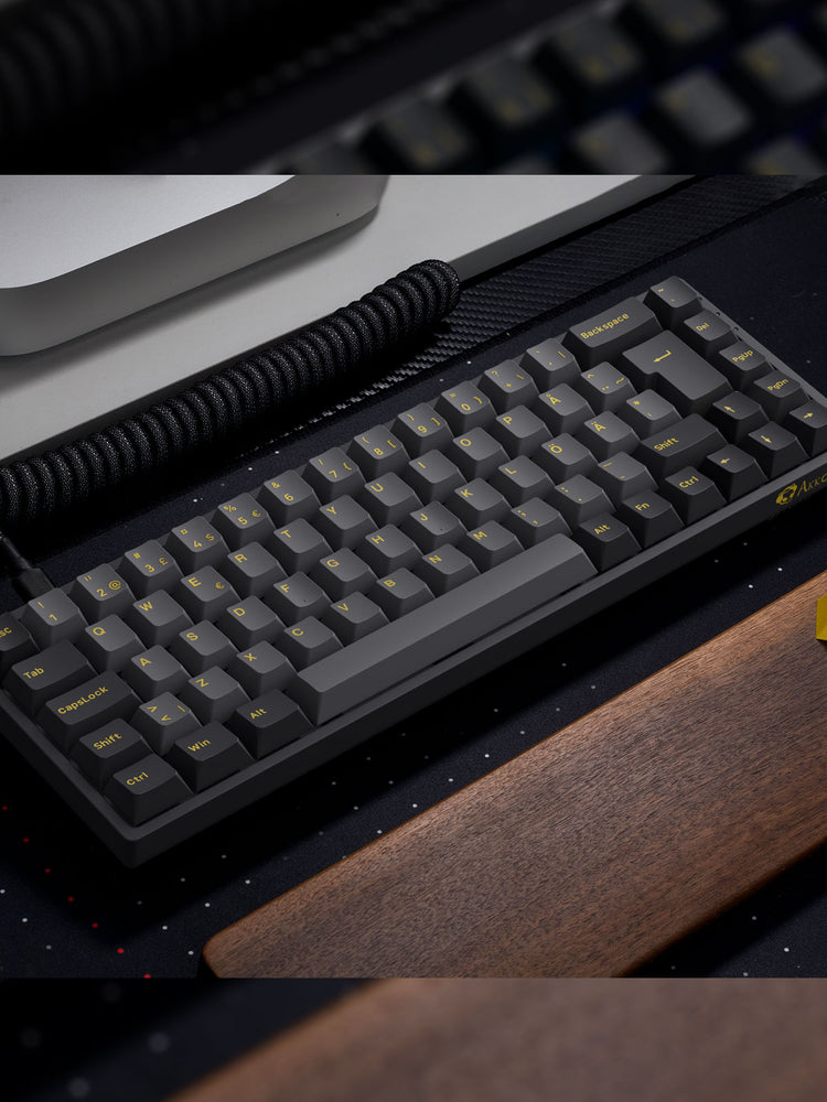 Black & Gold ISO Nordic Tastenkappen Set (76-Tasten) install on the keyboard
