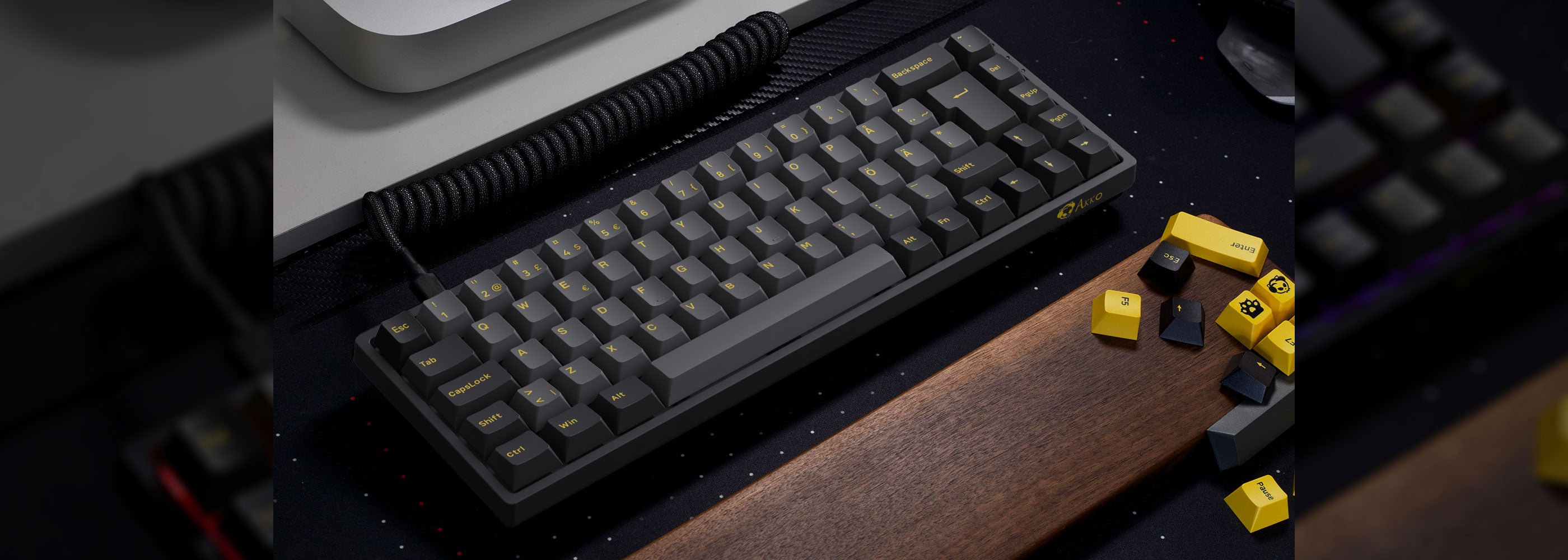 Black & Gold ISO Nordic Tastenkappen Set (76-Tasten) install on the keyboard