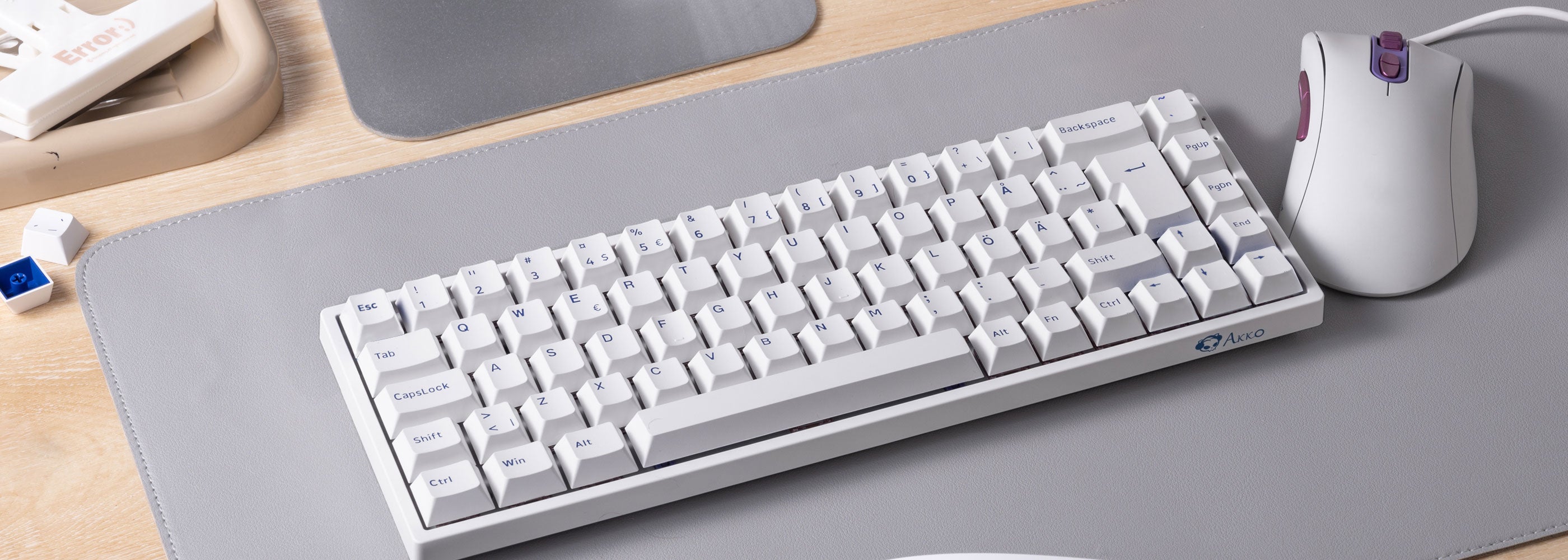 Blue on White ISO Nordic Tastenkappen Set (76-key) install on the keyboard right side details