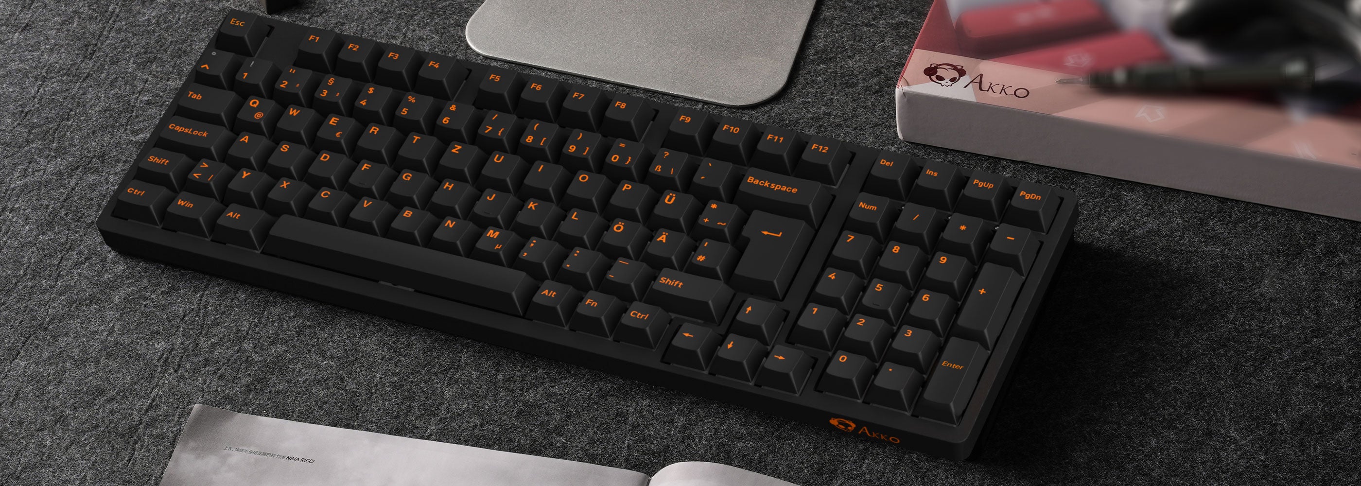 Orange on Black ISO DE Tastenkappen Set (99-key) Installed on the Keyboard