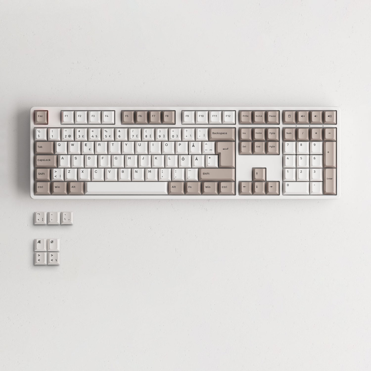 Akko Steam Engine ISO Tastenkappen Set Install on the Keyboard