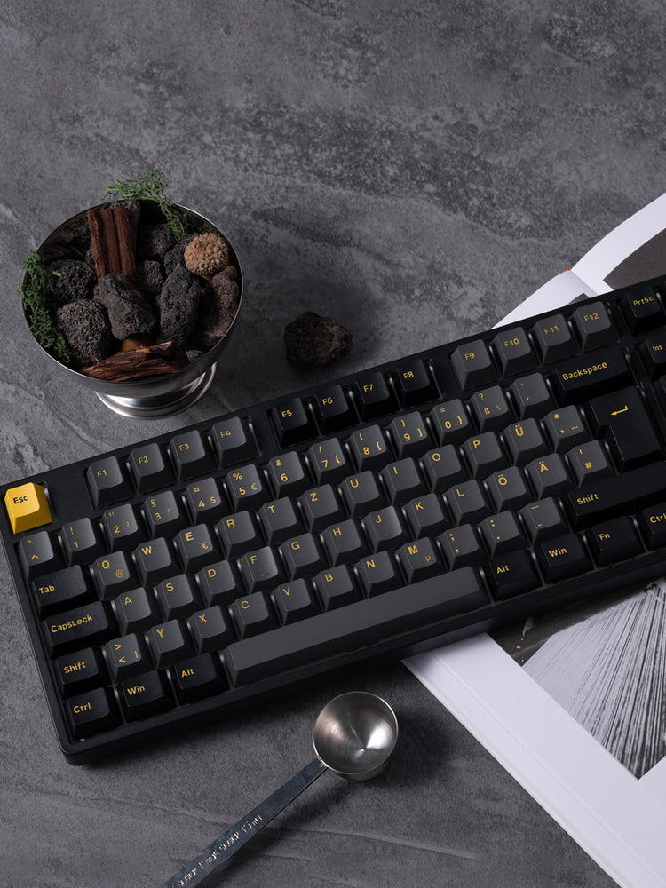 Eine schwarze und gelbe Black & Gold 5108B Plus ISO Tastatur liegt auf einem Tisch und bietet einen modernen, auffälligen Kontrast zur Oberfläche.