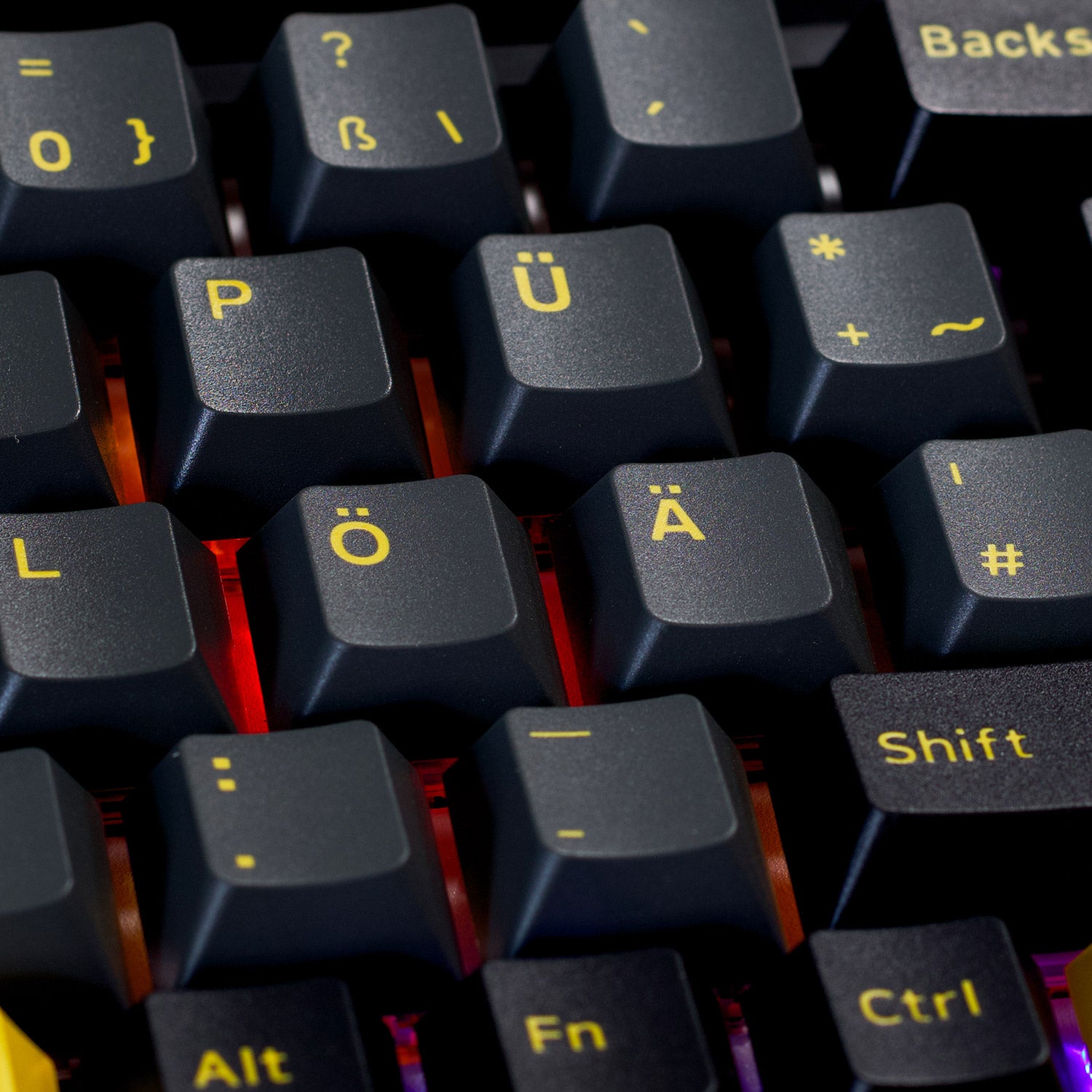 Black & Gold ISO DE Tastenkappen Set (69-Tasten) install on the keyboard details