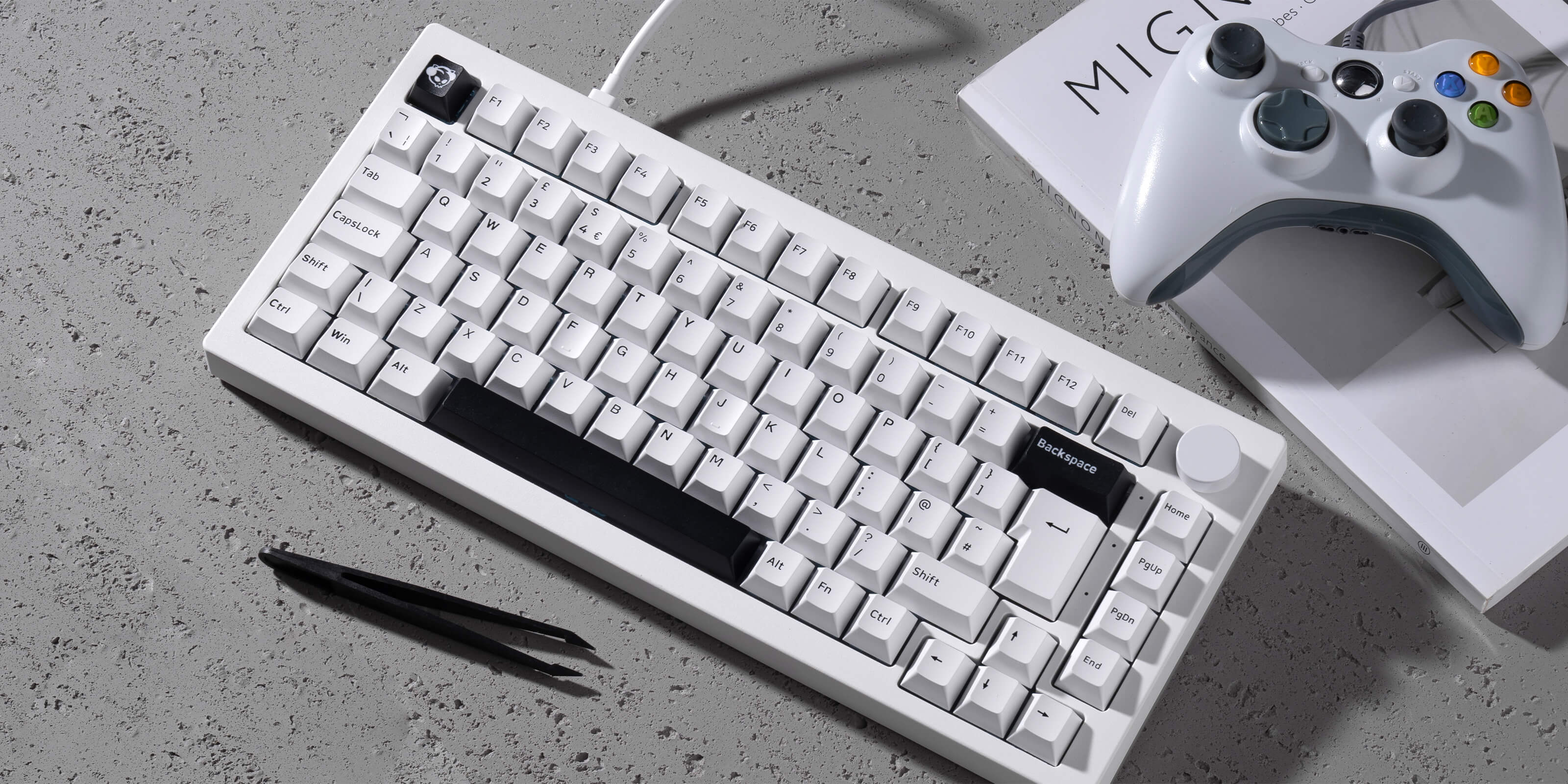 Auf dem Tisch liegt die Black & Silver 5075B Plus ISO-Tastatur, bereit für den Einsatz in einer modernen Arbeitsumgebung.