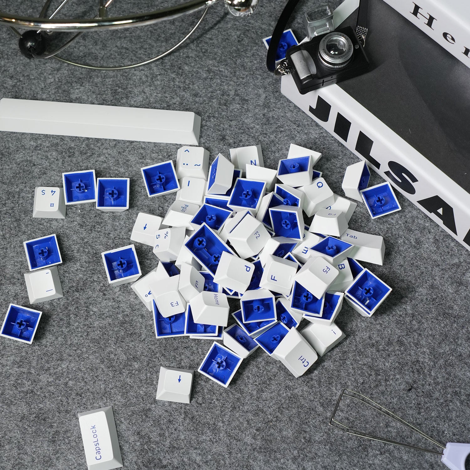 Blue on White ISO Nordic Tastenkappen Set (92-key) on the desk details
