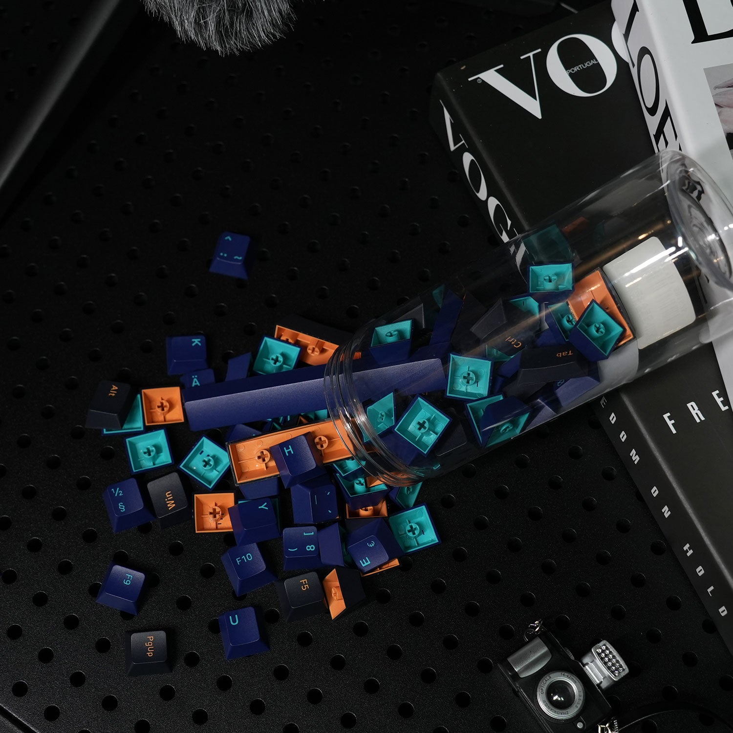 Horizon ISO Nordic Keycap Set (95-key) in the Jar Details put on Desk