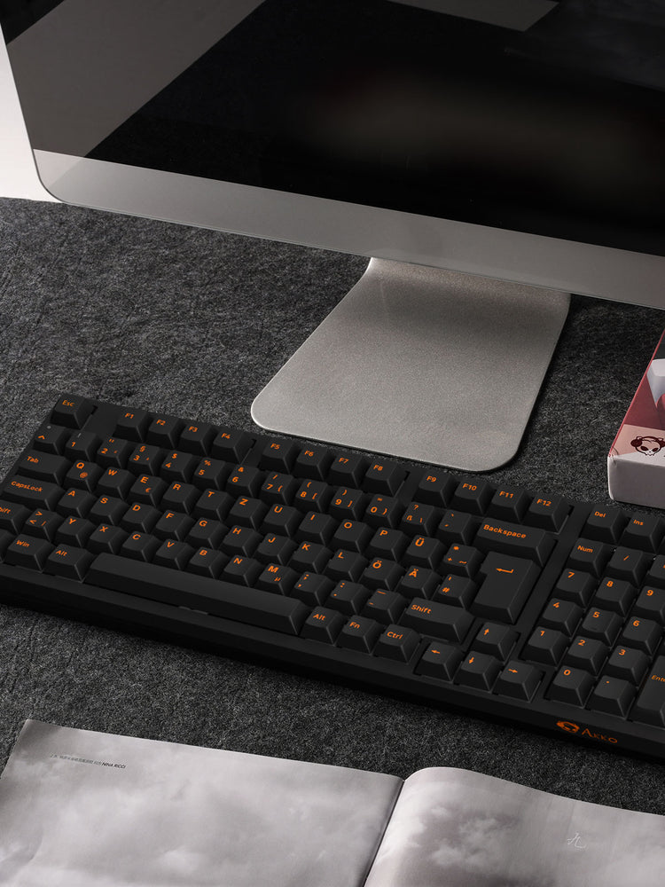 Orange on Black ISO DE Tastenkappen Set (99-key) Installed on the Keyboard