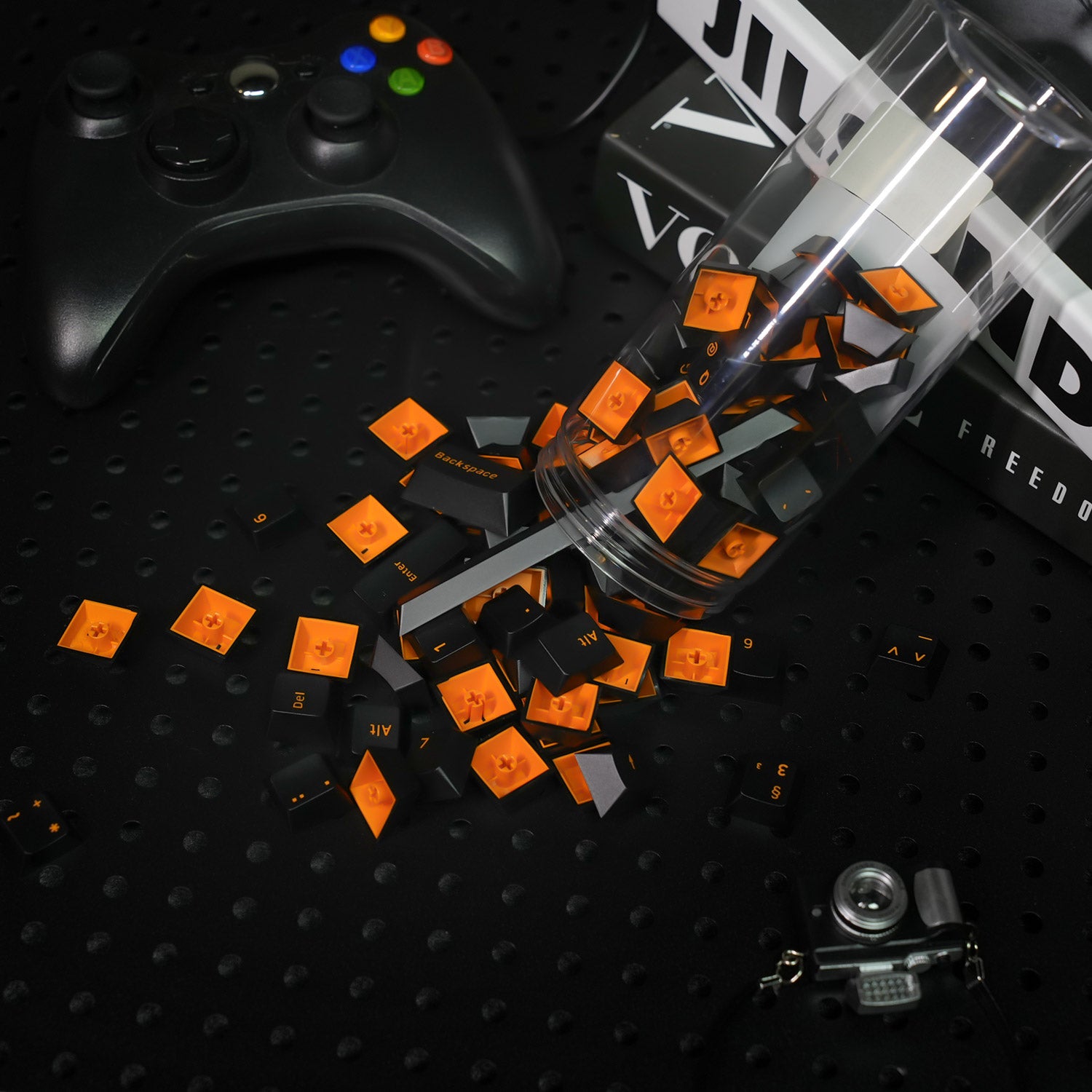 Orange on Black ISO DE Tastenkappen Set (99-key) in the jar put on the desk Details
