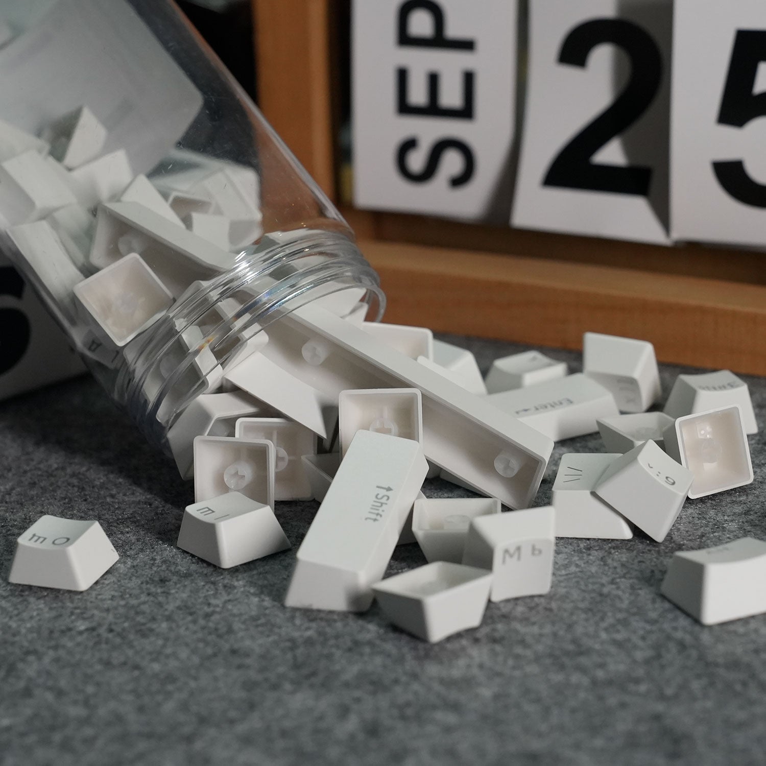 Akko Shine-Through White Cyrillic Keycap Set (61-key) Details